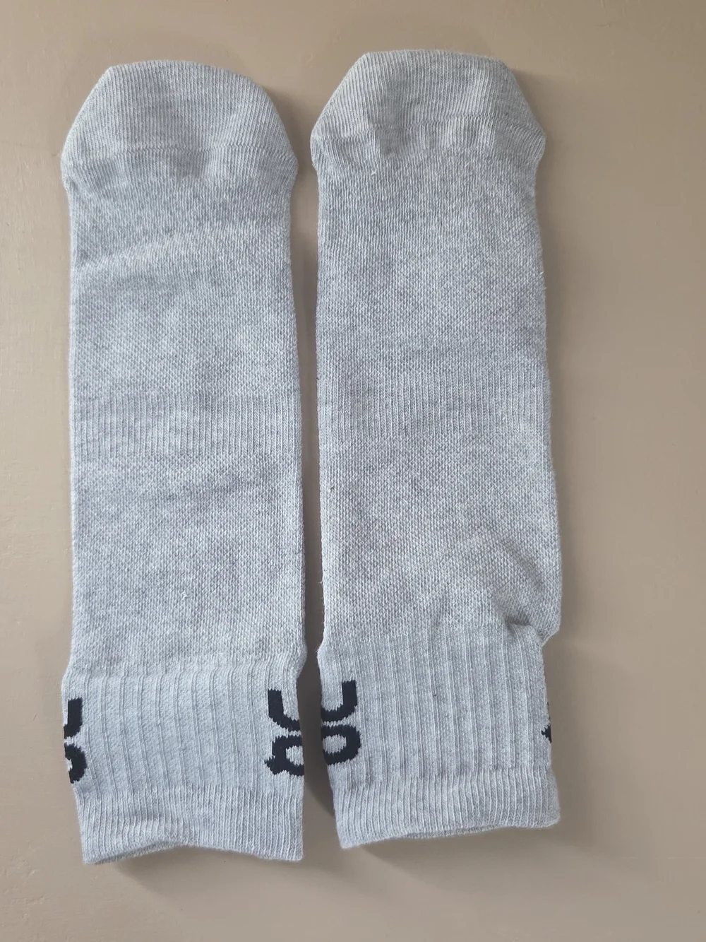 On Running Light Gray Low-Cut Athletic Socks